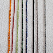 Afbeelding in Gallery-weergave laden, Detailfoto van de diverse kleuren gefacetteerde edelsteensnoeren uit de Classic collectie handgemaakt door Goudsmederij Goedbloed.
