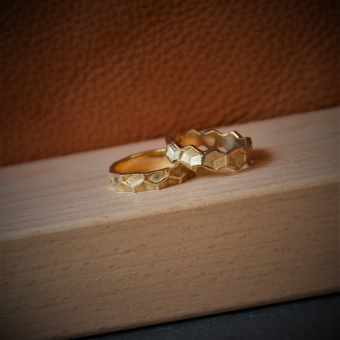 Geelgouden Honey trouwringen organisch en geometrisch handgemaakt door Goudsmederij Goedbloed