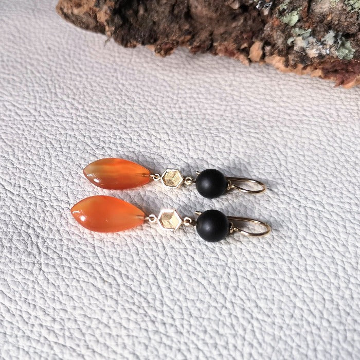 Geelgouden Honingraat oorbellen met oranje en zwarte edelstenen. handgemaakte gouden oorbellen uit de Honey collectie van Goudsmederij Goedbloed.