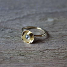 Afbeelding in Gallery-weergave laden, Geelgouden ring met roosgeslepen pepper &amp; salt diamant handgemaakt door Goudsmederij Goedbloed
