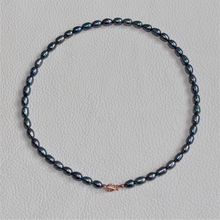 Afbeelding in Gallery-weergave laden, Zwarte Parel (peacock) collier met 14k gouden sluiting. Keuze uit diverse kleuren parels. Handgemaakt parel collier uit de Classic collectie van Goudsmederij Goedbloed.
