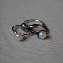 Afbeelding in Gallery-weergave laden, Zilver 925 aanschuifring met een parel in een kommetje als topper uit onze Classic collectie. 
