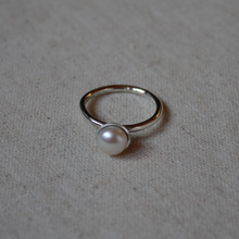 Afbeelding in Gallery-weergave laden, Zilver 925 aanschuifring met een witte parel in een kommetje als topper uit onze Classic collectie
