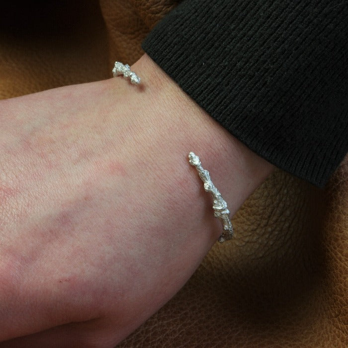 925 Zilveren klemarmband. Handgemaakte armband uit de Forest collectie van Goudsmederij Goedbloed.