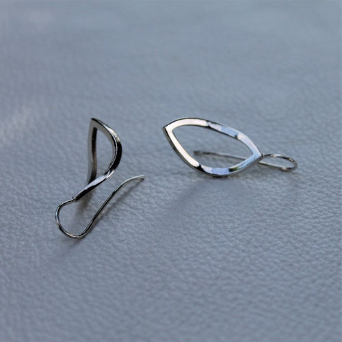 925 Zilveren oorhaken met geometrische bladeren. Zilveren oorbellen uit de Forest collectie van Goudsmederij Goedbloed.