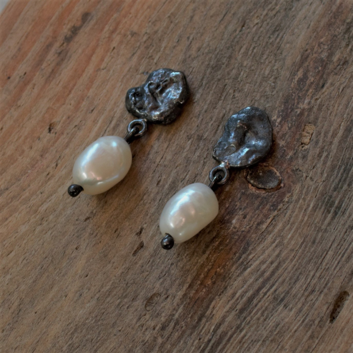 Zwart zilveren Lava oorstekers met witte Barokparel. 100% uniek.