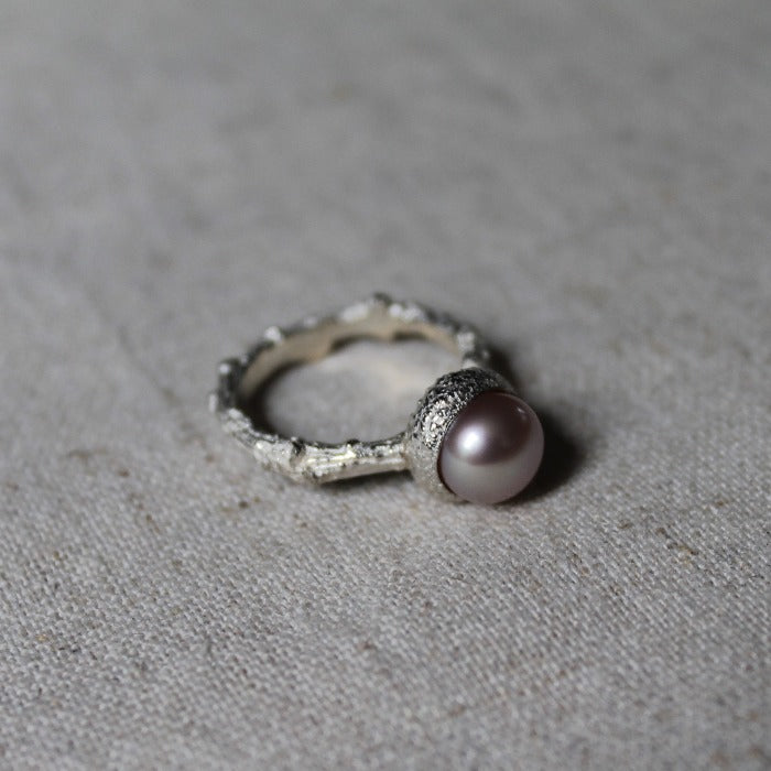 Zilveren ring met eikentak textuur met een roze parel gezet in een eikenkap handgemaakt door Goudsmederij Goedbloed