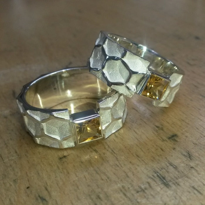 925 Zilveren Honey ring met vierkante facetgeslepen edelsteen. Een ring met de geometrische schoonheid van honingraat. Handgemaakt door Goudsmederij Goedbloed.