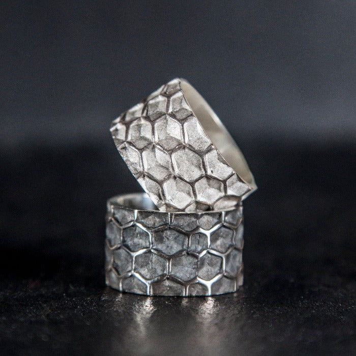 925 Zilveren Honey ring. Een ring met de geometrische schoonheid van honingraat. Handgemaakt door Goudsmederij Goedbloed.