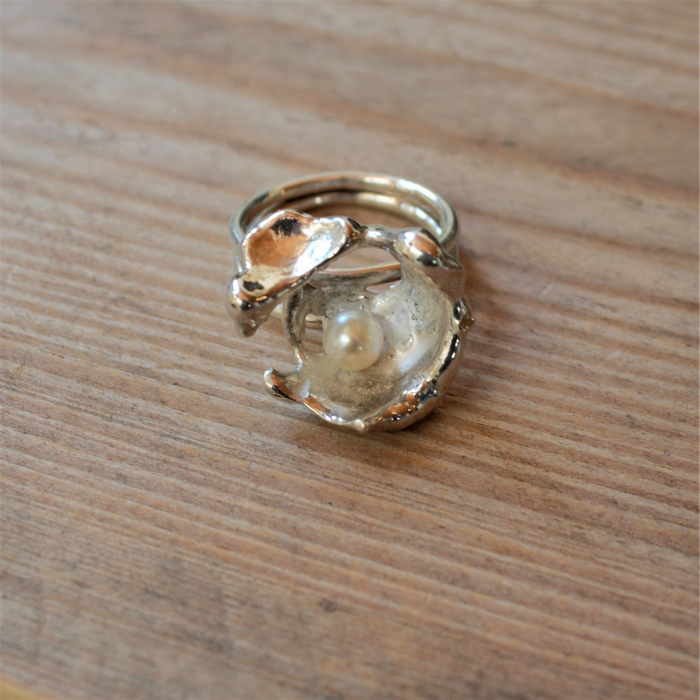 Zilver 925 ring met gegoten uniek Lava element met daarin een witte zoetwaterparel. 100% uniek. Handgemaakt door Goudsmederij Goedbloed
