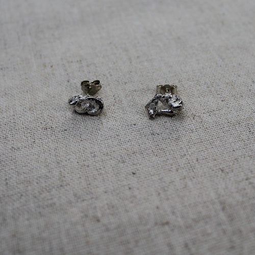 Unieke zilveren oorstekers van gegoten zilver. Handgemaakte oorbellen uit de Lava collectie van Goudsmederij Goedbloed.