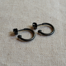 Afbeelding in Gallery-weergave laden, 925 Zilveren creolen. Glad en bolletjes variant in wit zilver of zwart zilver. Handgemaakte oorbellen uit de classic collectie van Goudsmederij Goedbloed.
